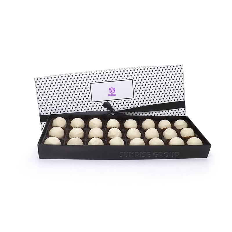 Cutie de ambalare cu ciocolată cu insertie din carton tapițată