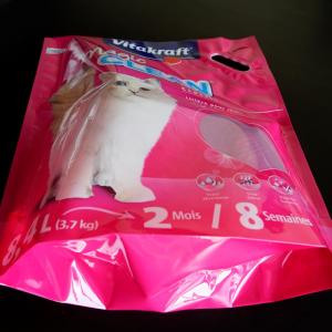 Plasticul se ridică în punga pentru hrana pentru animale de companie, cu mâner