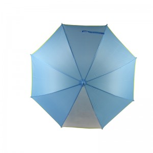 un panou vede prin umbrela albastră de publicitate pentru copii