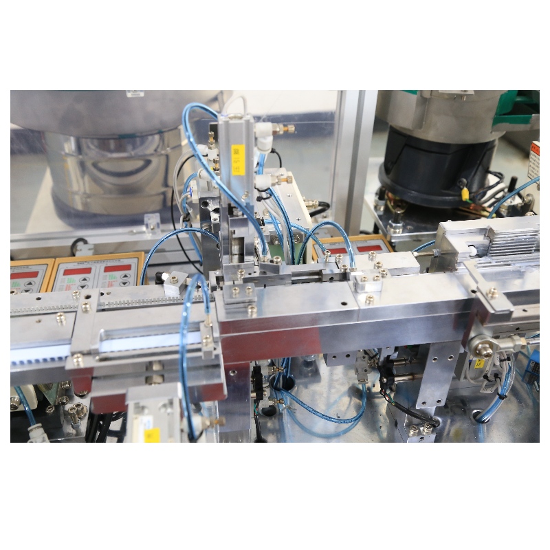 Mașină automată cu piulițe de presiune
