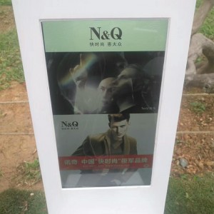 Bănci solare inteligente pentru publicitate în aer liber, cu iluminare LED