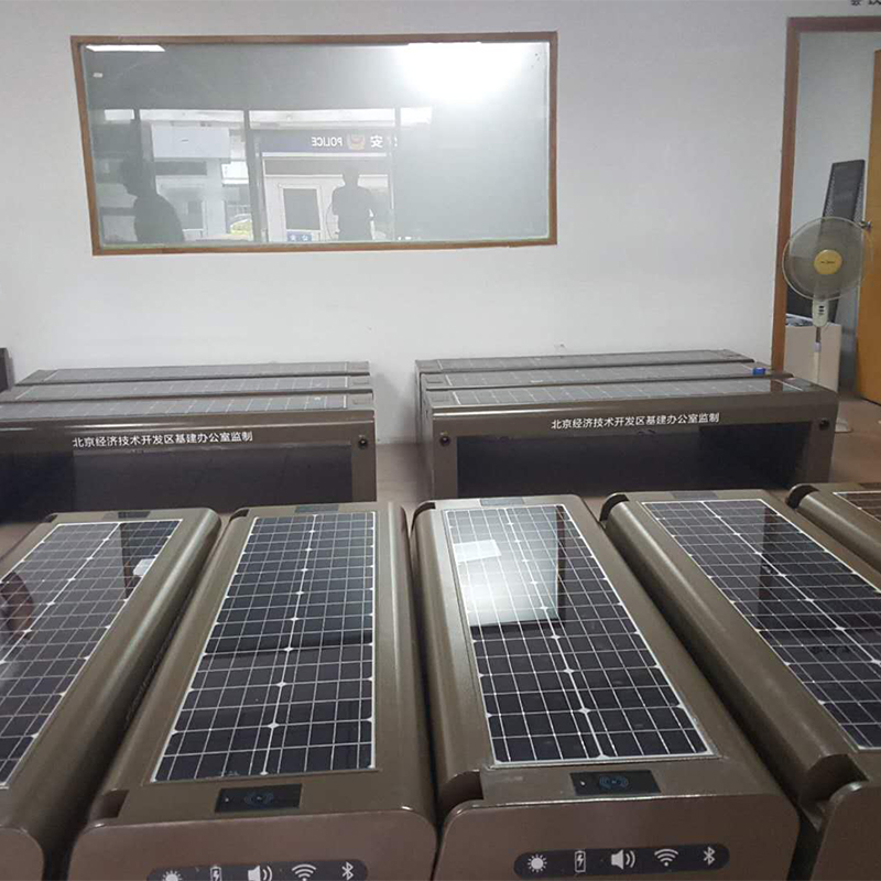 Telefon public de design modern, încărcarea scaunelor de pe băncile din metal solar solar inteligent