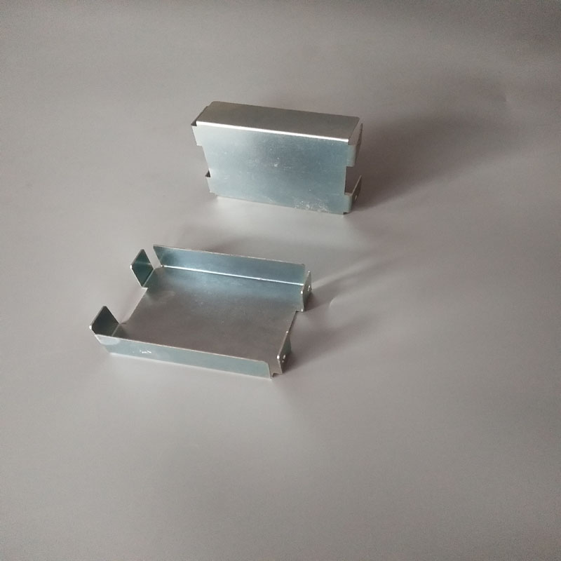 Piese metalice cu zinc albastru