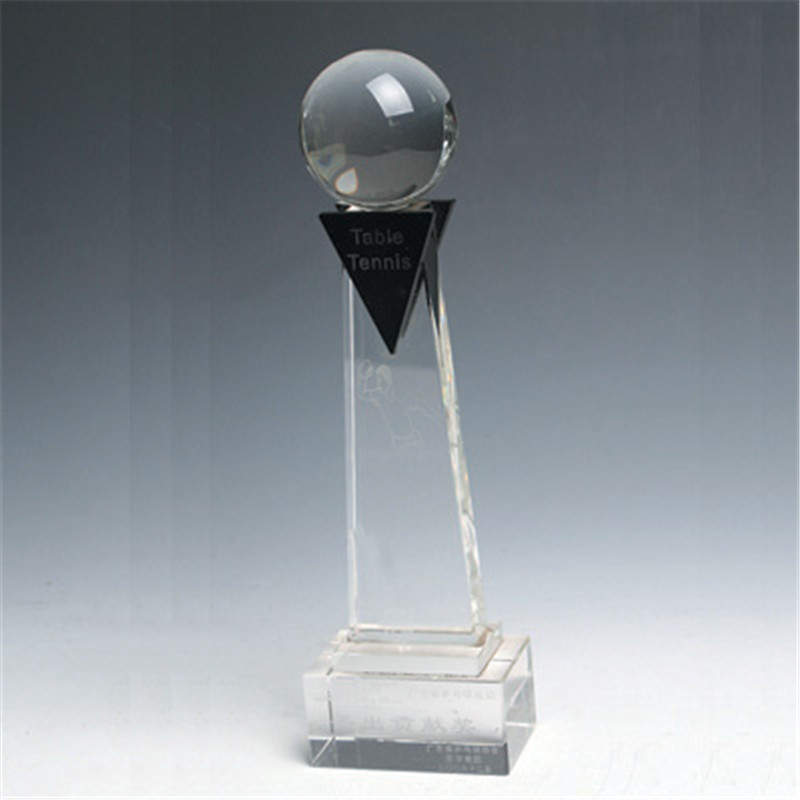 Trofeu de cristal cu minge în vârf