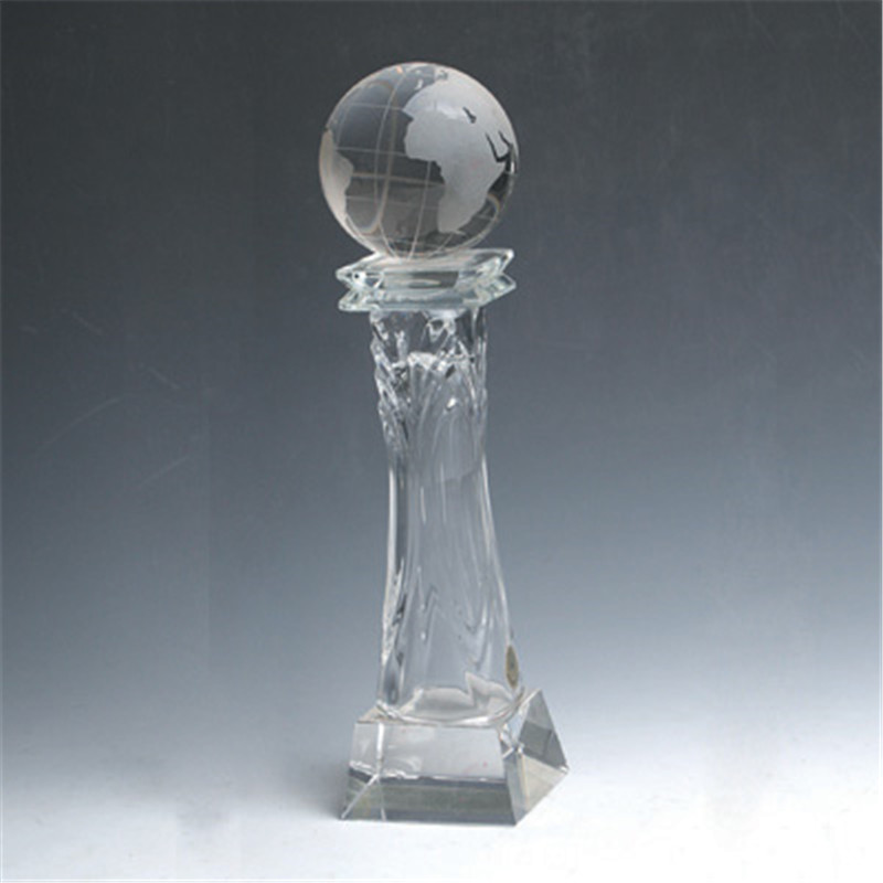 Trofeu de cristal cu minge în vârf