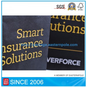 Pungă neagră de hârtie cu logo-ul de ștanțare a foliei