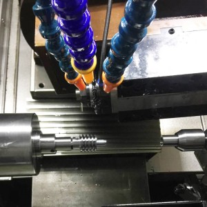 Lucrări de strunjire CNC cu viraj în mișcare pentru rotația exterioară externă a micro-viermilor cu motor