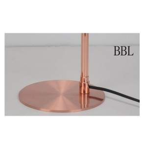 Lampa de masă cu nuanță de metal și funcție de reglare