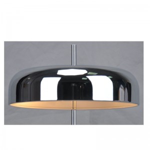 Lampa de masă cu nuanță metalică și bază plată