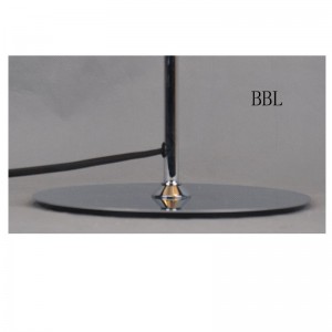 Lampa de masă cu nuanță metalică și bază plată