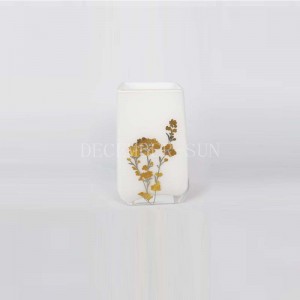 Alb pătrat cu accesorii de baie din sticlă decalată din aur cu suport pentru periuță de dinți