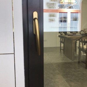 Ușă glisantă din sticlă