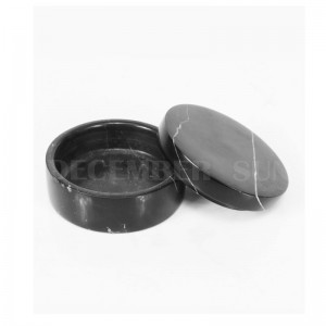 Pivniță de sare din marmură neagră