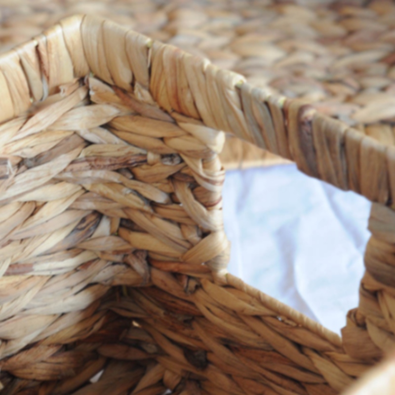 Coș de zambile cu apă