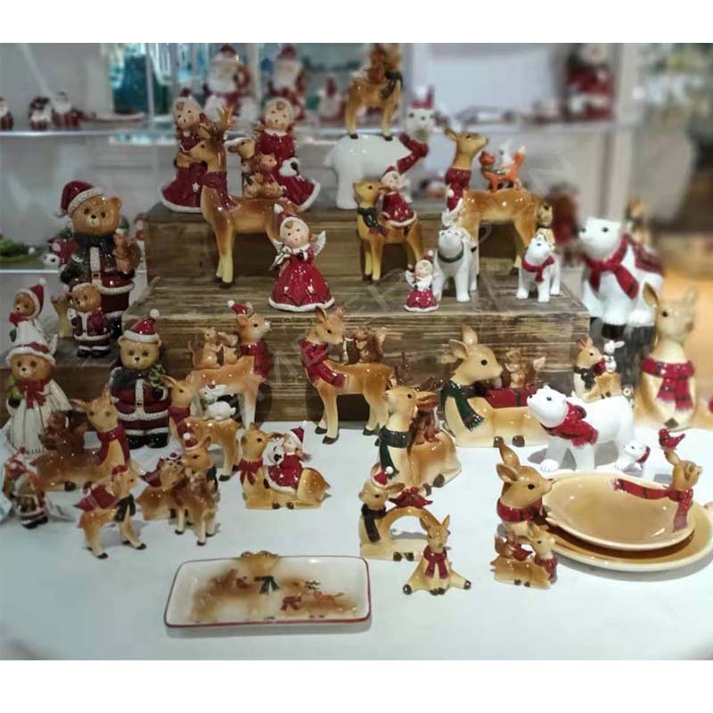 O gamă largă de piese de decor pentru acasă de Crăciun pictate manual