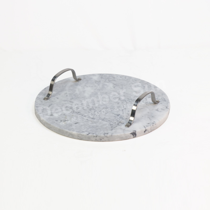 Tava de servire din marmură vândută la cald, cu mâner metalic