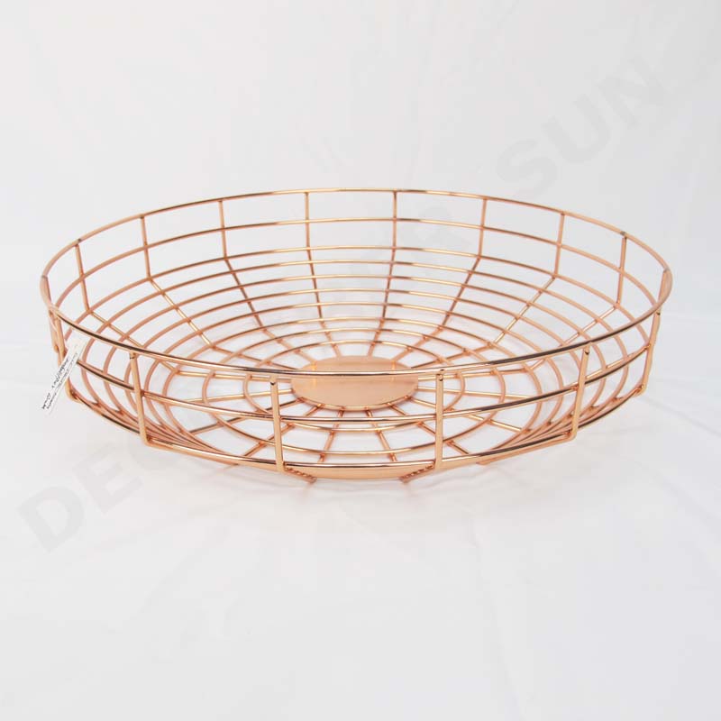 Coș rotund din metal cu fructe