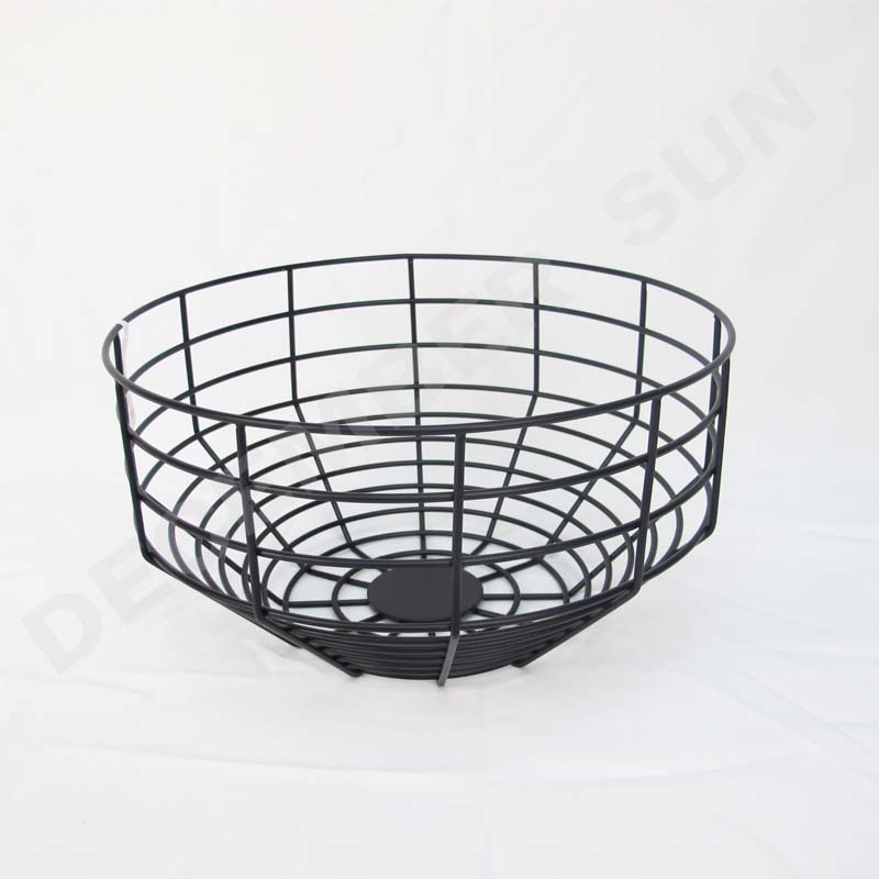 Coș rotund din metal cu fructe