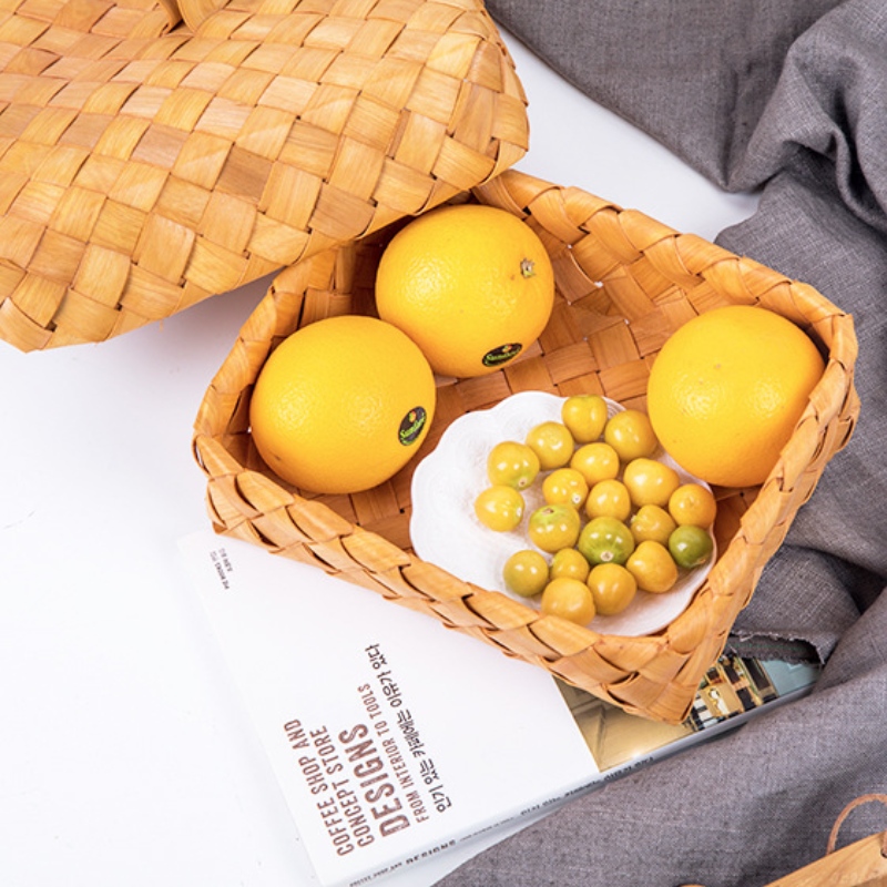 Tavă de lemn cu decorațiuni interioare