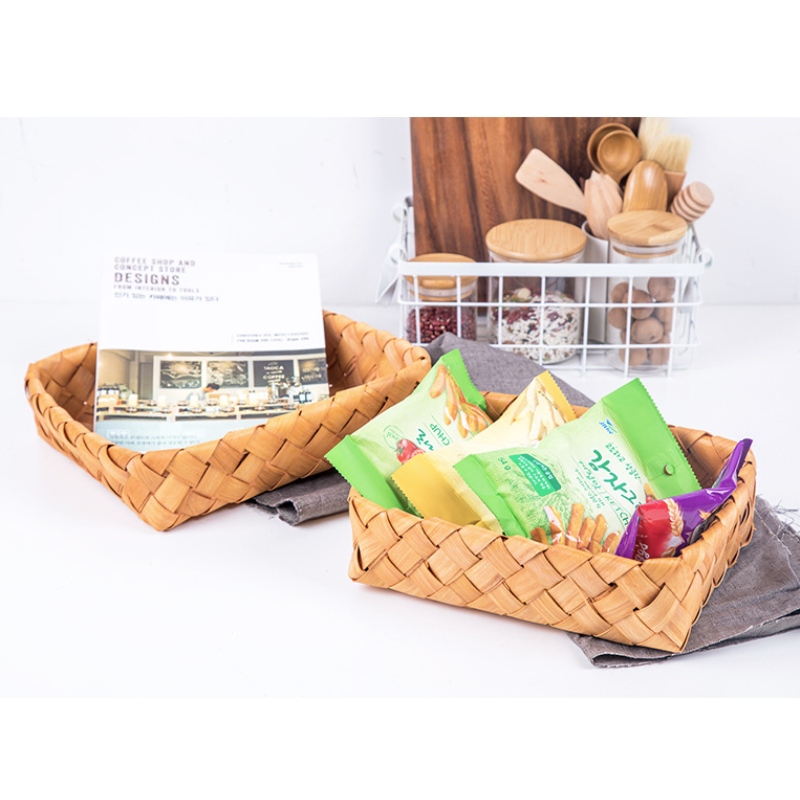 Tavă de lemn cu decorațiuni interioare