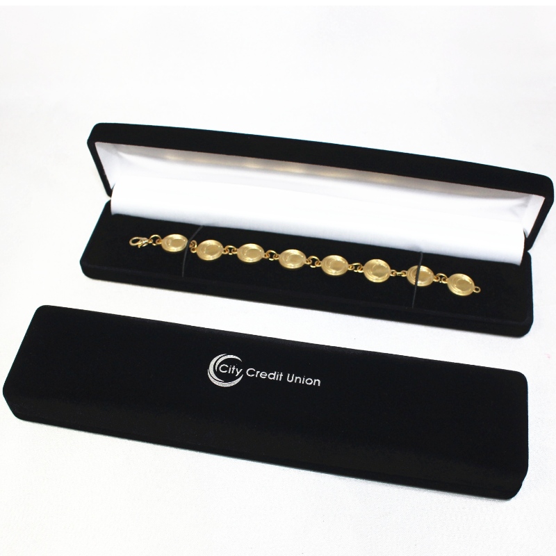 Cutie de catifea neagră personalizată cu ridicata D-11 pentru ecuson și colier