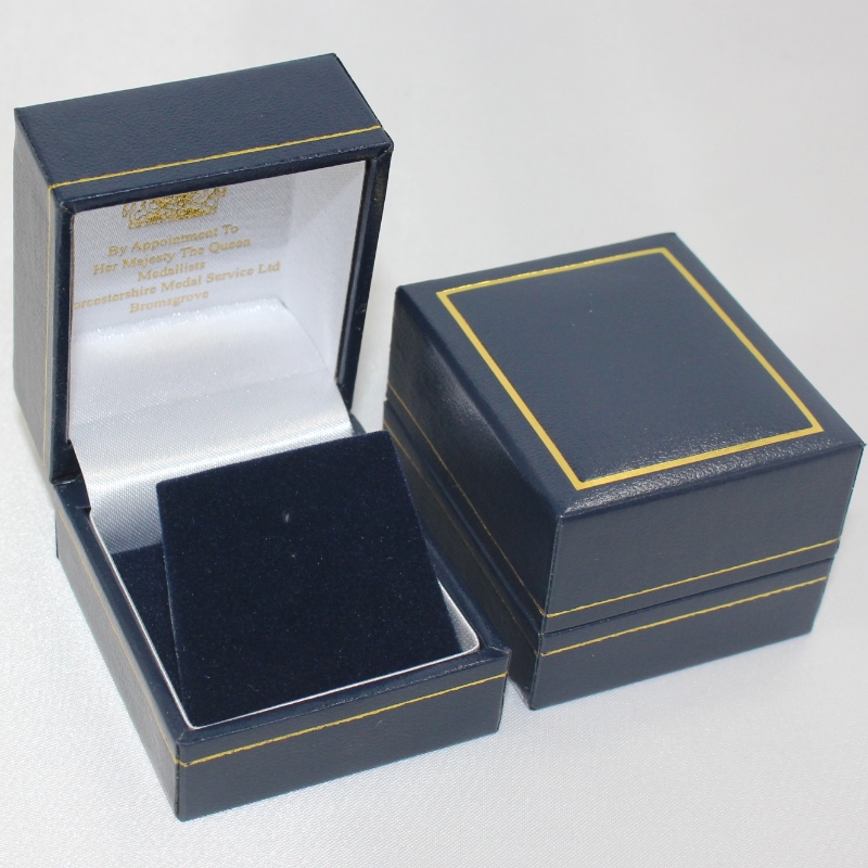 Obiectul V-07 cutie din plastic pătrată acoperită de hârtie Leatherette pentru diametrul 25-30 mm, insignă, inel etc. mm.46*53*38, greutăți despre 40g