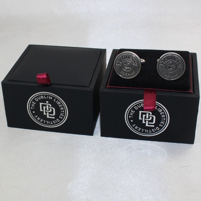 Articol V-20S cutie pătrată PU din piele pentru manșete cupl, etc. 65 * 65 * 38, greutate aproximativ 62g