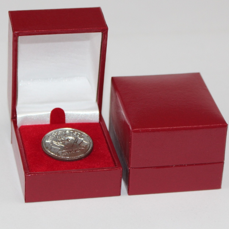 Obiectul V-07 cutie din plastic pătrată acoperită de hârtie Leatherette pentru diametrul 25-30 mm, insignă, inel etc. mm.46*53*38, greutăți despre 40g