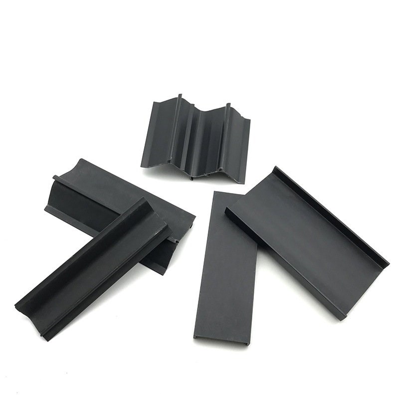Piese extrudate cu profil din plastic personalizat.