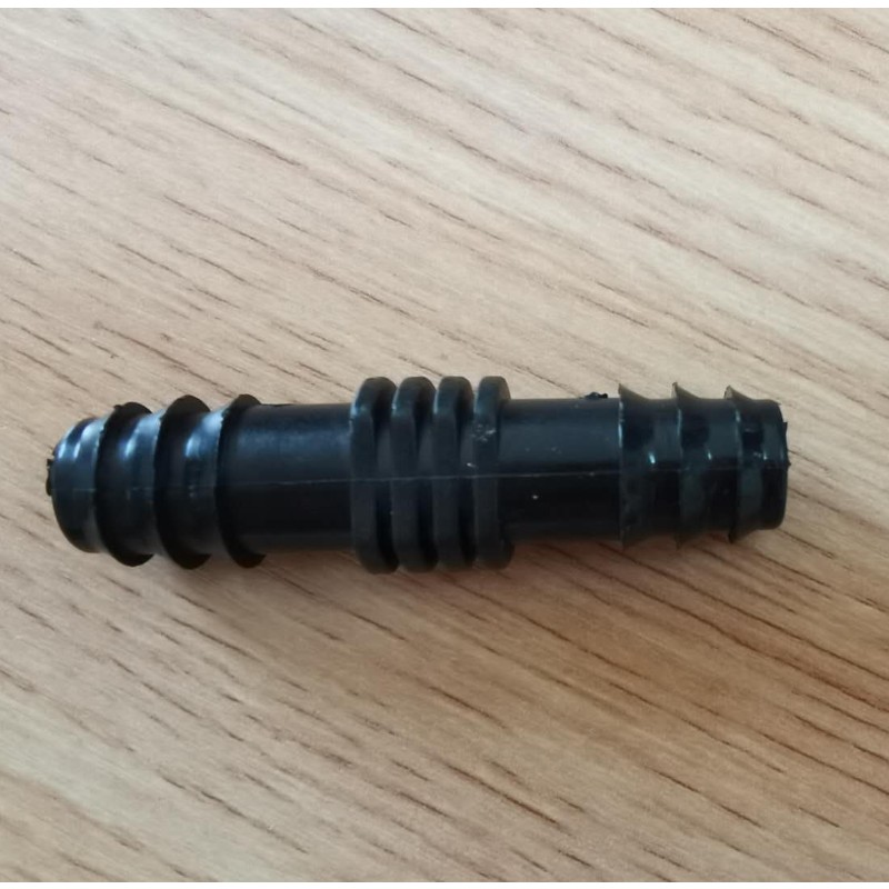 Conexiune inserată pentru conducta de picurare PE