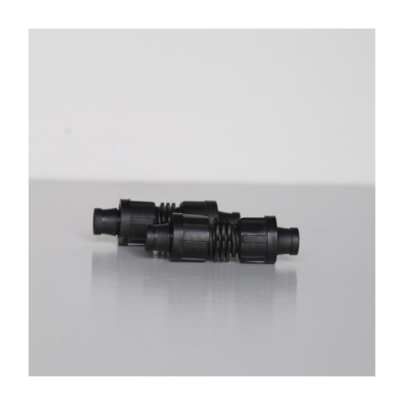 Conexiune inserată pentru conducta de picurare PE