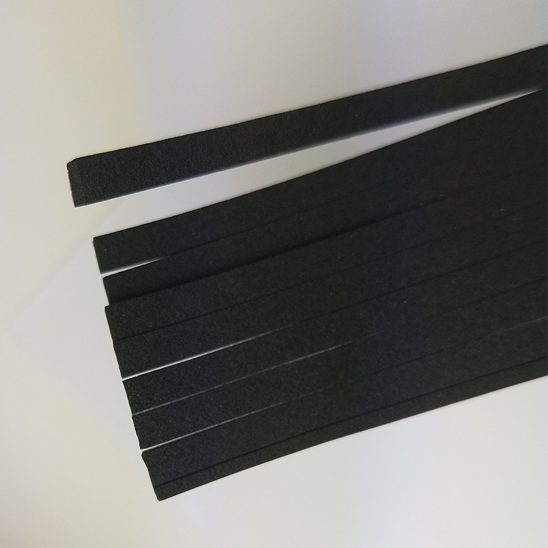 Fabrica furnizează spumă EPDM neagră, spumă adezivă ignifugă, spumă absorbantă și de etanșare poate fi tăiată