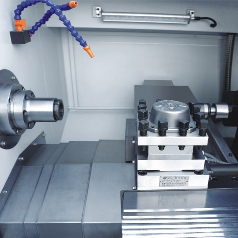 Mașină de strung CNC incredibilă în interiorul fabricii Proces de lucru CNC perfect