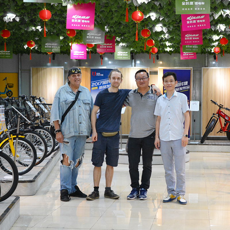 Prieteni străini vin la compania noastră pentru a vizita și de a negocia