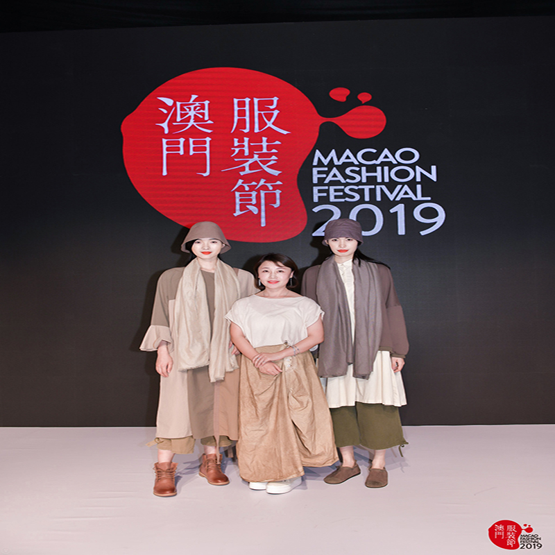 Retro și elegant, bifați bluze, pantaloni plini, fustă plină, elementele Plaidnu suntniciodată grase pentru a purta.