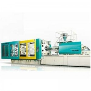 Două mașini de turnare prin injecție hidraulică de plastic