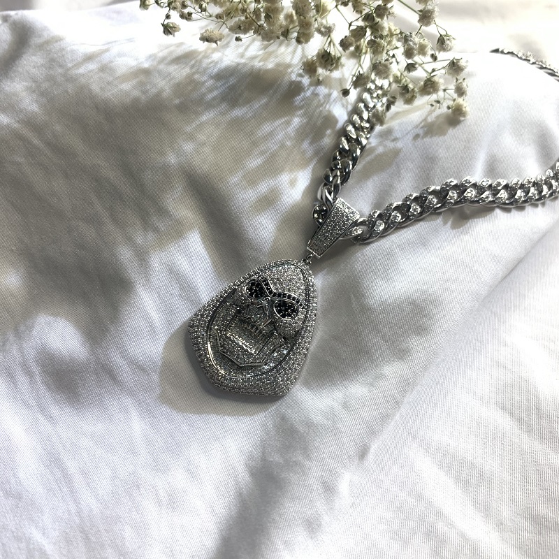 Noul cap de demon de zircon Hip-Hop-incrustat arată ca un colier de diamante