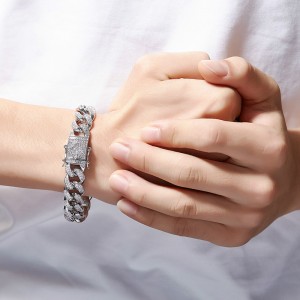 HIP-HOP-ul de sârmă este plin de brățări de foraj