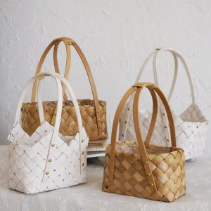 Manipulați coșul de flori