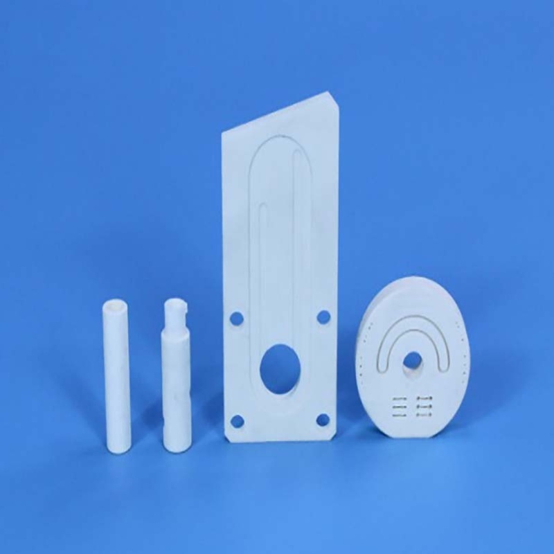 Care sunt caracteristicile ceramicii aluminei și WHERe sunt folosite?