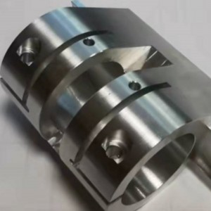 Procesarea pieselor CNC.