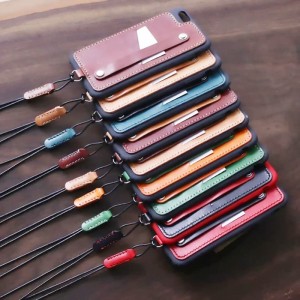 Este potrivit pentru carcasa din piele protectoare a telefonului mobil iPhone 8. E făcută din piele de viţel. Carcasa din piele este proiectată cu o curea de mână. TPU + PC importat două într-o carcasă din cauciuc moale este ant...