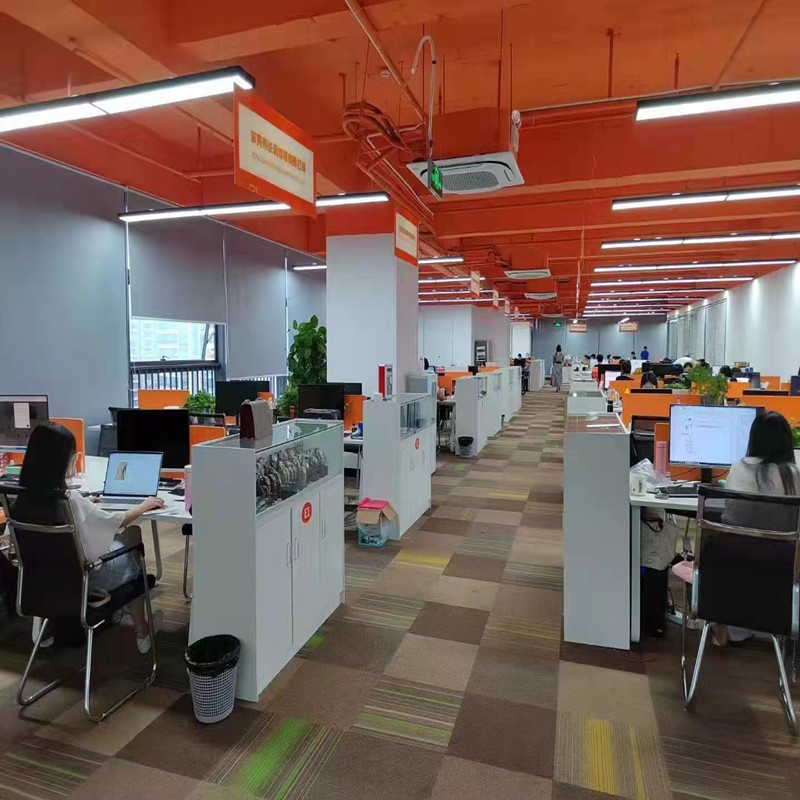 În biroul companiei, personalul lucrează din greu