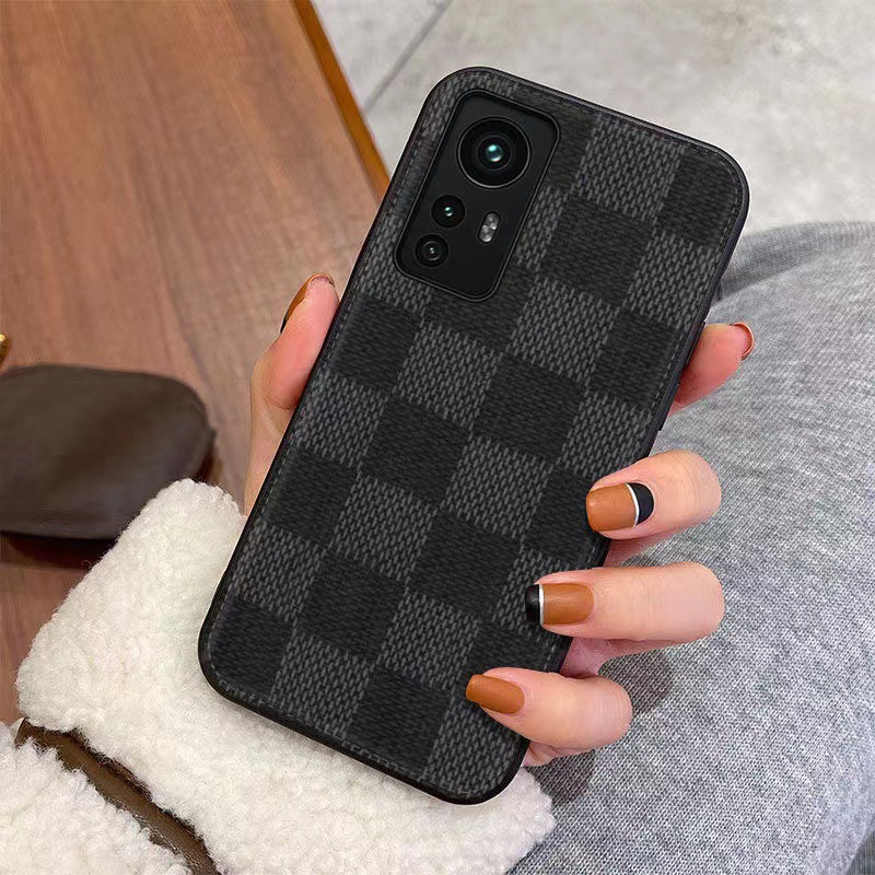 Este potrivit pentru carcasa de telefon mobil de lux Xiaomi12Pro. Este complet înfășurat cu piele mare de imitație de marcă de mână. Este o carcasă de piele de protecție dovadă de cădere și zgârietură