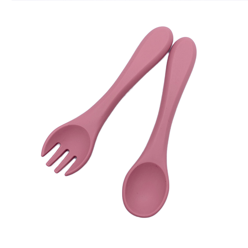 Pot fierbe linguri de silicon pentru bebeluși?