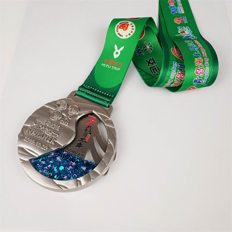 Proiectați -vă propria medalie din aliaj sport cu lance injectând sclipici lichide și medalion de argint