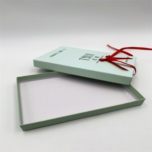 Cutie cadou cu panglică