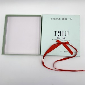 Cutie cadou cu panglică