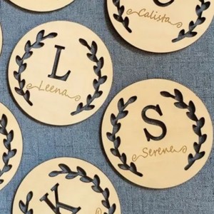 Piesa decorativă cu placaj tăiat cu laser sculptat din lemn