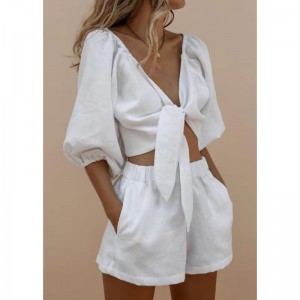 Femeile se bazează pe set de pantaloni scurți